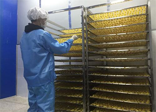 熱泵烘干機(jī)菠蘿干制作流程