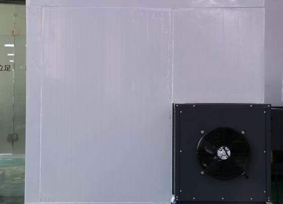 熱風(fēng)香菇烘干機(jī)是香菇加工處理中非常重要的一道過程